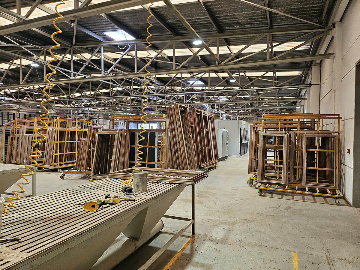 Portes ouvertes chez Emac Belgium : découvre l'univers des menuiseries high-tech en bois